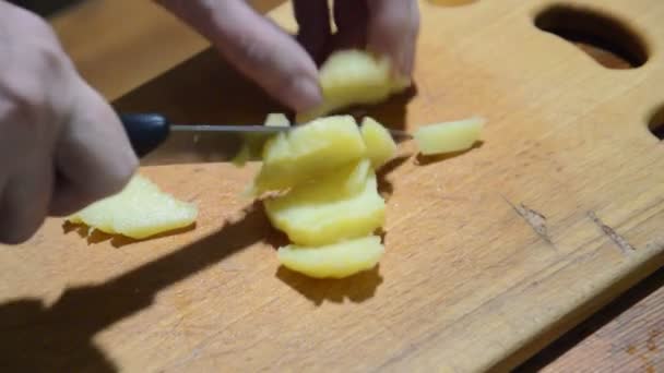 用刀把煮熟的土豆切碎 — 图库视频影像
