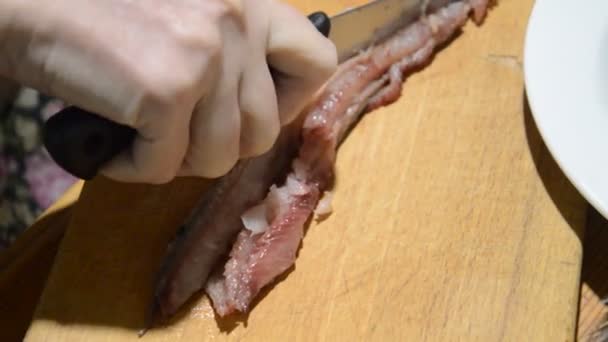 Κοπή Ρέγγας Μαχαίρι Στον Πίνακα Της Κουζίνας — Αρχείο Βίντεο