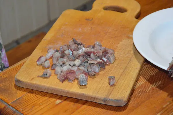 Mutfak Tahtasındaki Bıçakla Ringa Balığı Dilimlemek — Stok fotoğraf