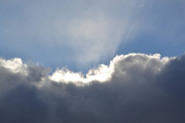 Kışın mavi gökyüzünde bulutlar