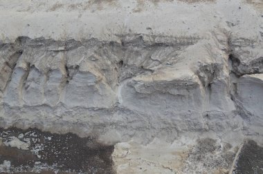 Kışın donmuş toprakların desenleri ve dokuları