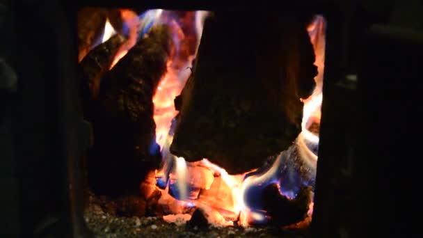 Tűzifa Egy Öntöttvas Tűzhely Tűzdobozában Hogy Felmelegítse Szobát — Stock videók