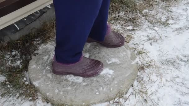 Schuhe Mit Dem Besen Vom Schnee Reinigen — Stockvideo