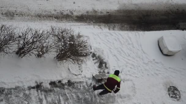 男の管理人は道路上のシャベルで雪を削除します — ストック動画