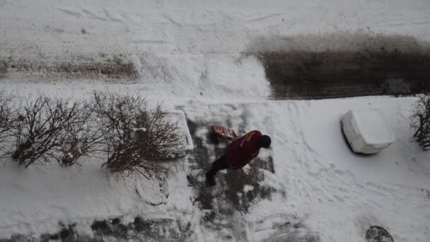 看门人在街上用铲子铲雪 — 图库视频影像