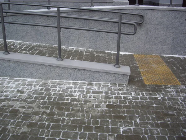 Rampa binaya bağlı.