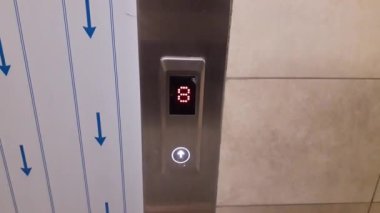 Yüksek hızlı bir asansörün içinde skor tabelası.