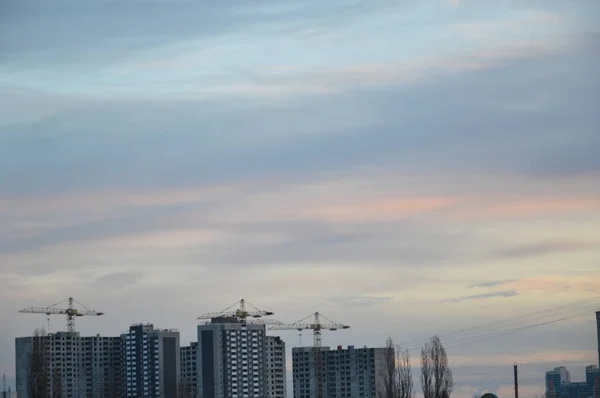 Neubauten Vor Rosa Wolken Der Stadt — Stockfoto