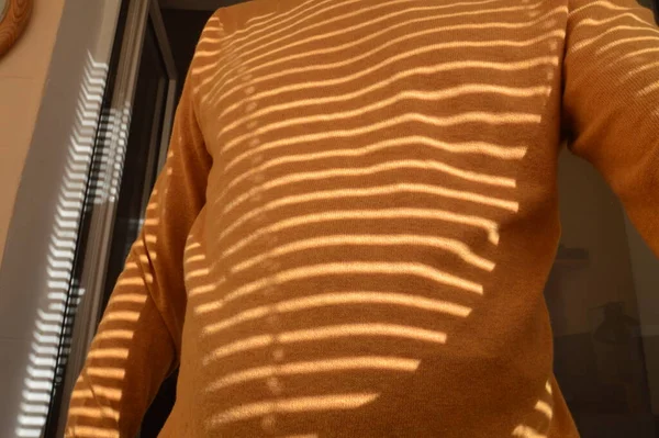 Człowiek Smugach Światła Słonecznego — Zdjęcie stockowe