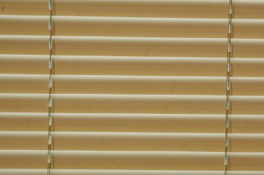 Yatay güneşlikler güneş ışığını odaya yansıtıyor.