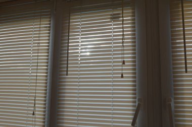 Yatay güneşlikler güneş ışığını odaya yansıtıyor.