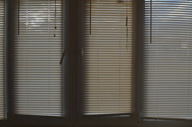 Yatay güneşlikler güneş ışığını odaya yansıtıyor.