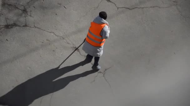 Una Conserje Con Traje Especial Barre Calle Con Una Escoba — Vídeos de Stock