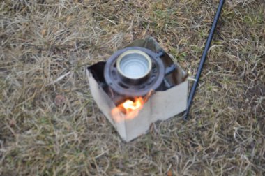 Odun parçaları ve odun yakmak için metal soba.