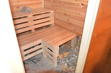 Yıkanmak ve prosedürleri uygulamak için saunanın içi ve banyo.