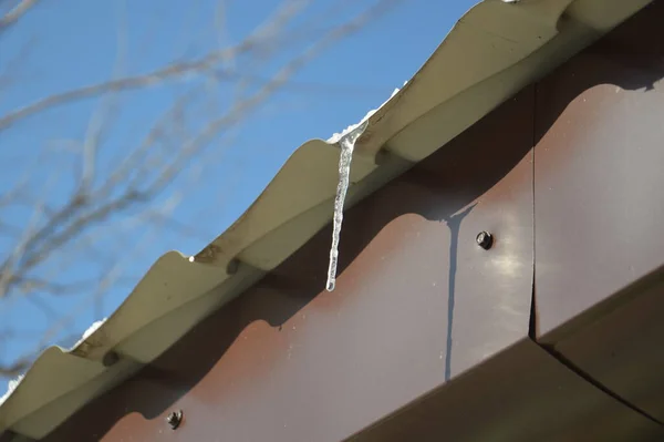 Icicles Gelo Pendurar Sobre Estrutura Telhado Casa — Fotografia de Stock