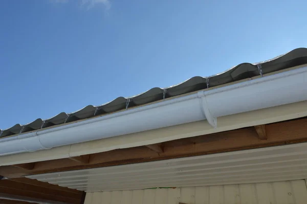 Lodowe Sople Wiszą Konstrukcji Dachu Domu — Zdjęcie stockowe