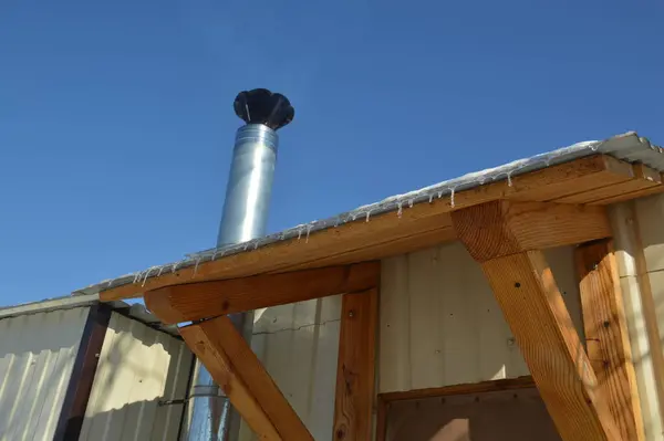 冰柱挂在房顶的结构上 — 图库照片