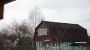 Askeri helikopter çatıların üzerinde uçuyor.