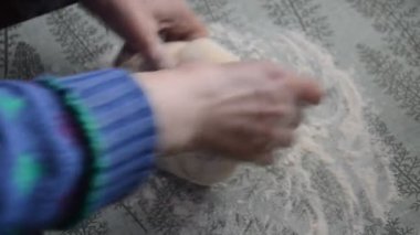 Un ekmeği yapan kadın.