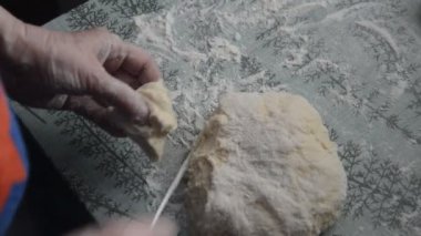 Un ekmeği yapan kadın.