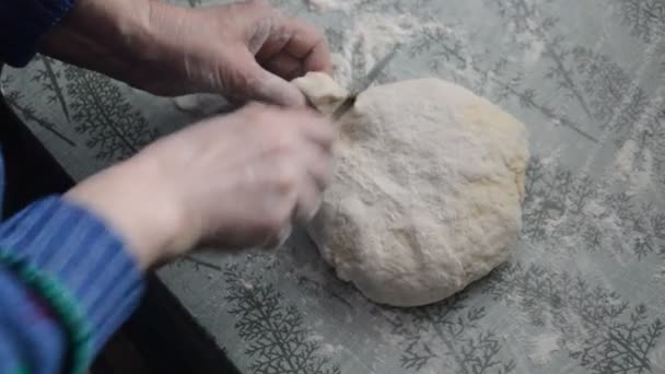 Kobieta Rzeźbiąca Chleb Mąki — Wideo stockowe