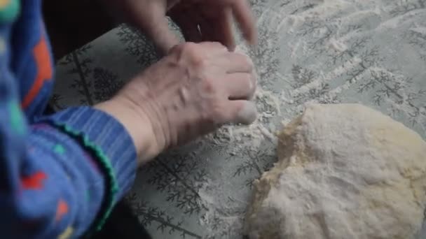 Женщина Делает Пирожные Муки — стоковое видео