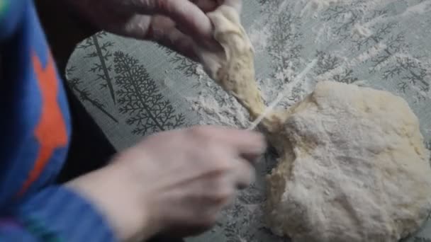 小麦粉からパンケーキを彫る女 — ストック動画