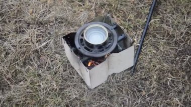Odun parçaları ve odun yakmak için metal soba.