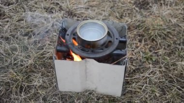 Odun parçaları ve odun yakmak için metal soba.