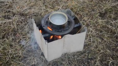 Odun parçaları ve odun yakmak için metal soba.