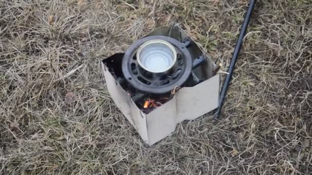 燃烧木屑和木柴的金属炉灶 — 图库视频影像
