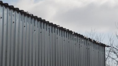 Evin çatısında buzdan buz saçakları asılı duruyor.