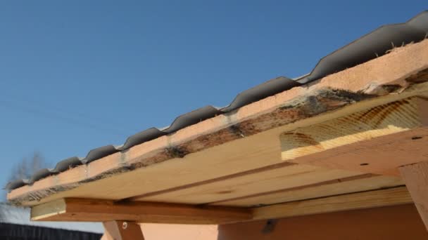 Lodowe Sople Wiszą Konstrukcji Dachu Domu — Wideo stockowe