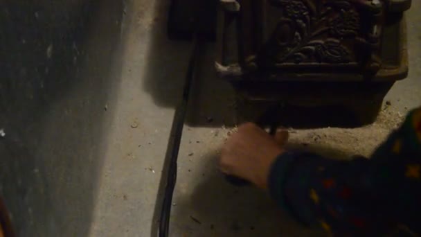 Reiniging Van Oven Met Een Metalen Schepje — Stockvideo