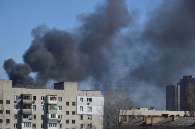 Savaş sırasında şehirde bir roket ya da bomba patlamasından siyah duman çıkıyor.