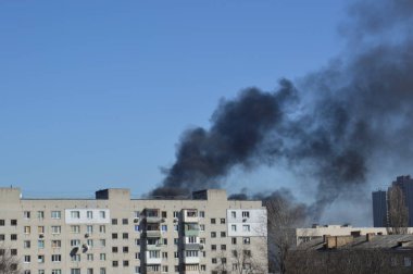 Savaş sırasında şehirde bir roket ya da bomba patlamasından siyah duman çıkıyor.