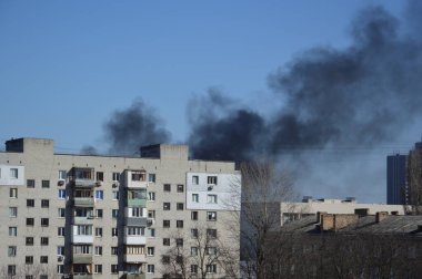 Savaş sırasında şehirde bir roket ya da bomba patlamasından siyah duman çıkıyor.