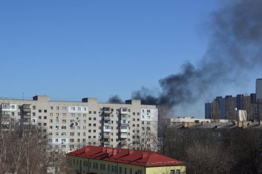 Savaş sırasında şehirde bir roket ya da bomba patlamasından siyah duman çıkıyor.