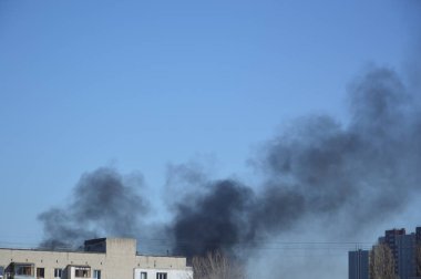 Savaş sırasında şehirde bir roket ya da bomba patlamasından siyah duman çıkıyor.