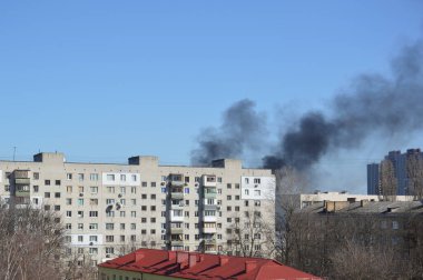 Savaş sırasında şehirde bir roket ya da bomba patlamasından siyah duman çıkıyor.