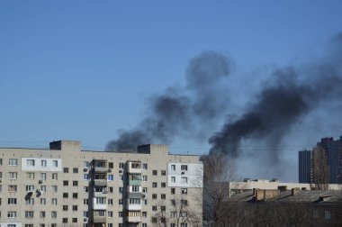 Savaş sırasında şehirde bir roket ya da bomba patlamasından siyah duman çıkıyor.