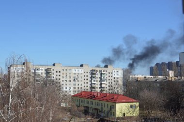 Savaş sırasında şehirde bir roket ya da bomba patlamasından siyah duman çıkıyor.