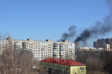 Savaş sırasında şehirde bir roket ya da bomba patlamasından siyah duman çıkıyor.