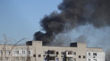Savaş sırasında şehirde bir roket ya da bomba patlamasından siyah duman çıkar.