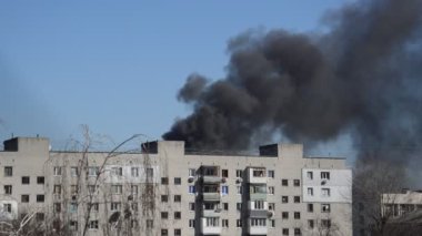 Savaş sırasında şehirde bir roket ya da bomba patlamasından siyah duman çıkar.