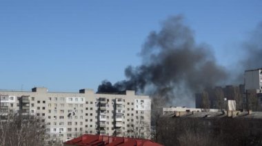 Savaş sırasında şehirde bir roket ya da bomba patlamasından siyah duman çıkar.