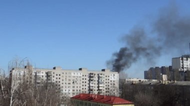 Savaş sırasında şehirde bir roket ya da bomba patlamasından siyah duman çıkar.