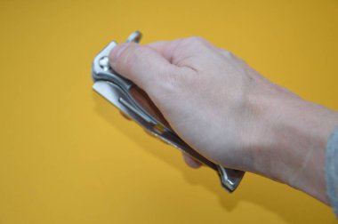 Nefsi müdafaa için soğuk delici ve kesici bir silah.