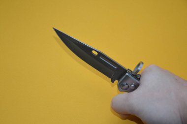 Nefsi müdafaa için soğuk delici ve kesici bir silah.